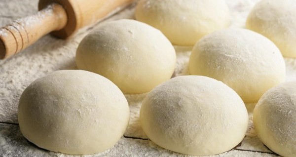 طريقة عمل عجينة البيتزا