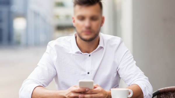 علامات الغيرة عند الرجل