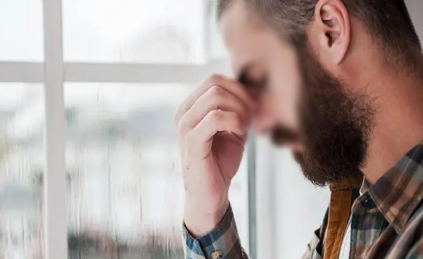 علامات الغيرة عند الرجل