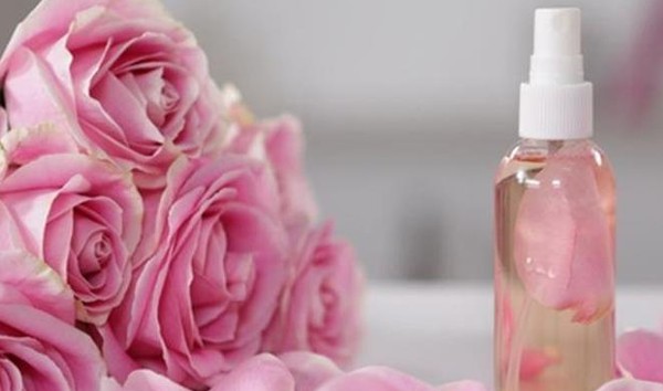 فوائد ماء الورد للوجه