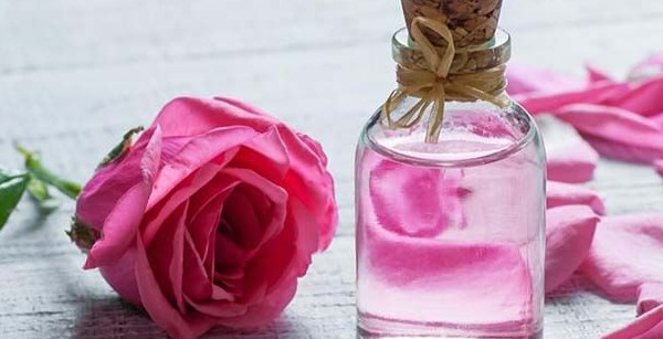 فوائد ماء الورد للوجه