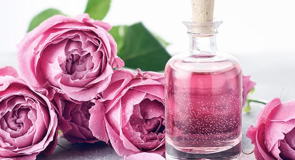 فوائد ماء الورد للوجه